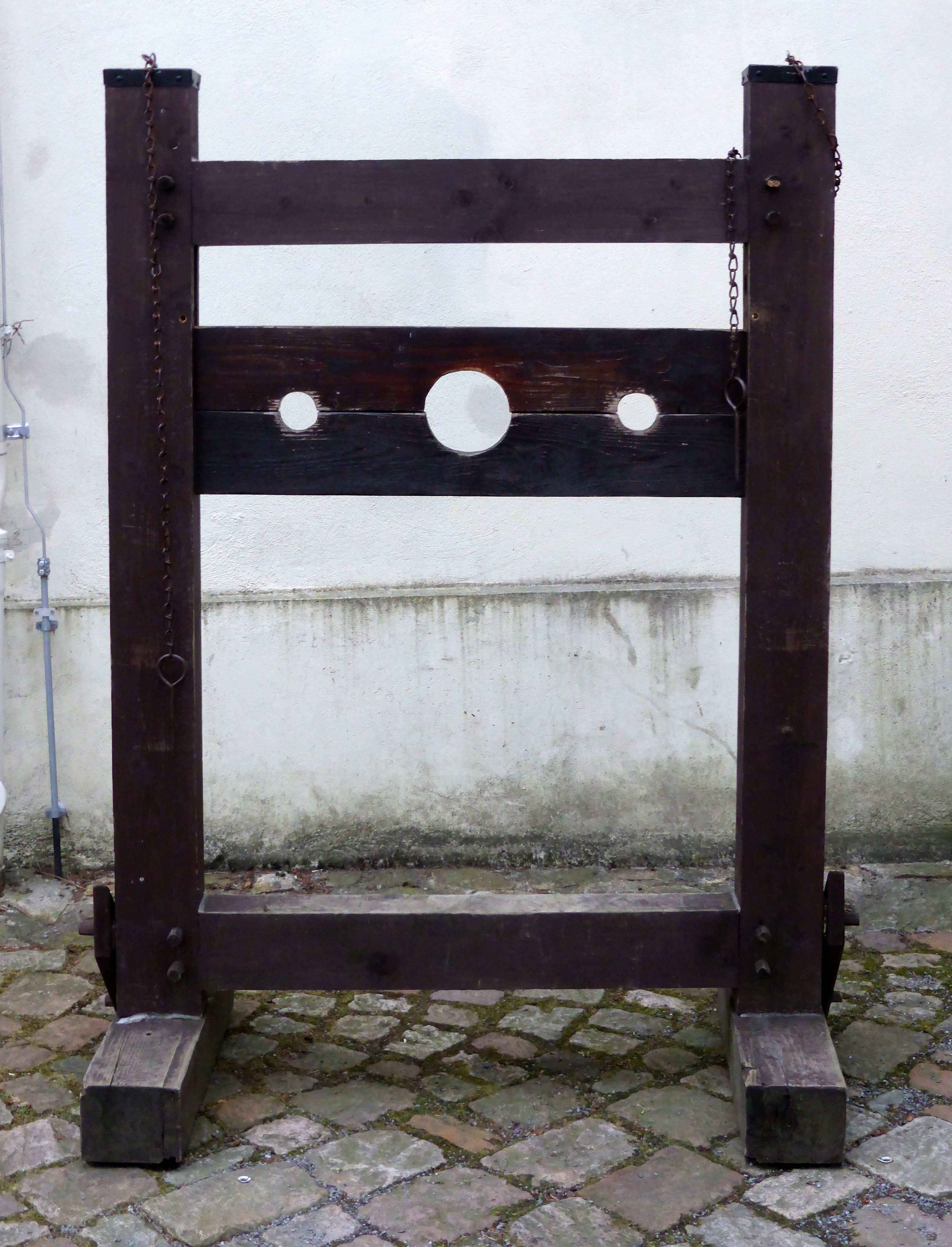 Pranger_(Block)_Schloss_Schlettau.jpg